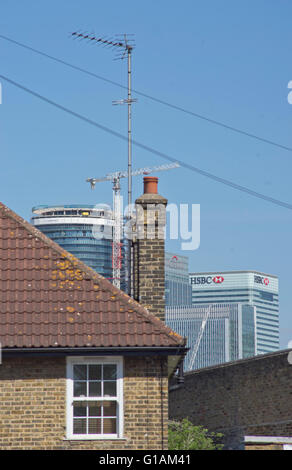 L'AC de la banque HSBC à Canary Wharf. Londres, Royaume-Uni, avec des bâtiments plus anciens en premier plan Banque D'Images