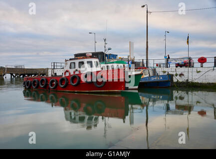 Bateaux amarrés dans le port de Cobh Banque D'Images