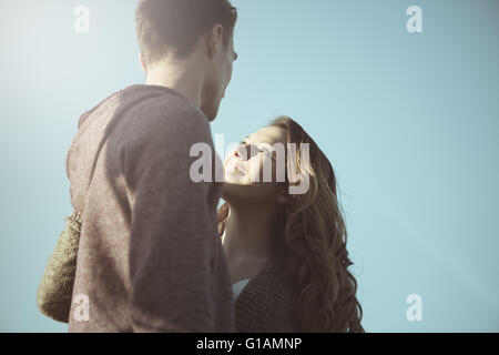 Les jeunes adolescents romantique à regarder les uns les autres contre le ciel bleu, l'amour et les rapports concept Banque D'Images