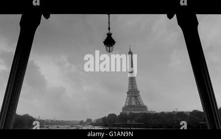 Rare sur paris, tour eiffel encadrée dans bridge Banque D'Images