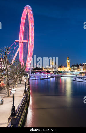 En regardant vers le sud vers le London Eye et les chambres du Parlement dans la nuit. Banque D'Images