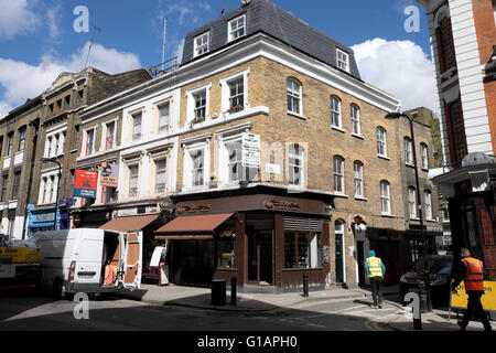 Je signe pour la vente sur Silvio's Sandwich Bar à l'angle de Leonard et Ravey Street à Shoreditch East London UK KATHY DEWITT Banque D'Images