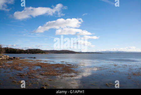 L'estuaire de la rivière de l'île Kent Holme Grange-over-Sands Arnside Knott distance dans la baie de Morecambe Cumbria England Banque D'Images