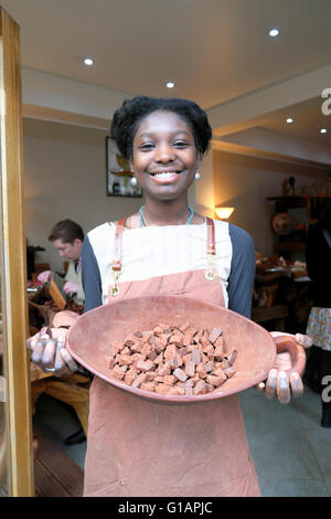 Jeune femme à sucres cacao foncé shop faire artisan artisanal en Brick Lane, East London UK KATHY DEWITT Banque D'Images