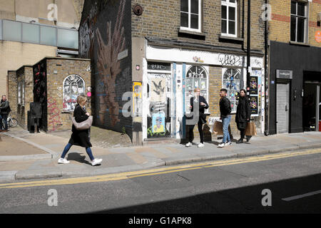 Promeneurs sur Redchurch Street à Shoreditch East London UK KATHY DEWITT Banque D'Images