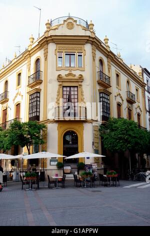 Le restaurant-bar de vieux bâtiment orné Sevillec Banque D'Images