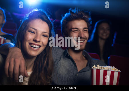 Happy young couple dans la salle de cinéma à regarder un film et souriant, de divertissement et de convivialité concept Banque D'Images