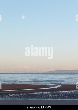 Vue sur le Firth of Clyde vers l'extrémité sud d'Arran, prises à partir de la plage de Prestwick Ayrshire, au début de janvier Banque D'Images