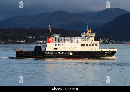 Argyle MV, un car-ferry Caledonian MacBrayne exploité par (CalMac), passant Cloch Point sur le Firth of Clyde. Banque D'Images