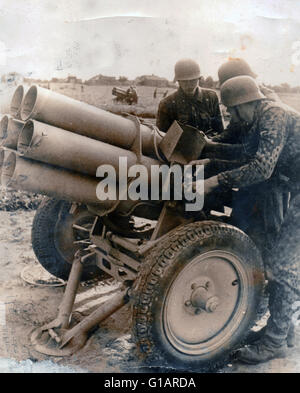 Deuxième Guerre mondiale / Waffen SS soldats habillés Camouflage Drill Préparez un Nebelwerfer à tirer sur le front russe 1944 Banque D'Images