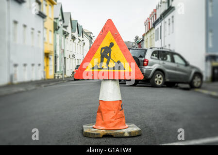 Travaux routiers signe sur un cône dans une rue Banque D'Images