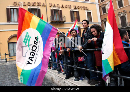 Rome, Italie. Le 11 mai, 2016. Rome 11 mai 2016. Manifestation pour les droits civils tout en la Chambre basse a lieu le vote final pour les unions civiles. Credit : Insidefoto/Alamy Live News Banque D'Images