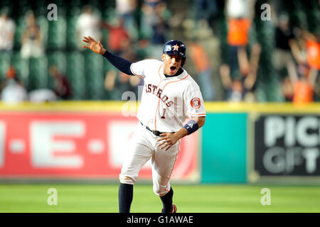 Houston, TX, USA. Le 11 mai, 2016. Astros de Houston shortstop Carlos Correa (1) célèbre comme il arrondit les bases après la victoire 5-3 des Astros walkoff en 16 manches sur les Indians de Cleveland de Minute Maid Park de Houston, TX. Image Crédit : Erik Williams/Cal Sport Media/Alamy Live News Banque D'Images