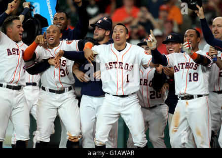 Houston, TX, USA. Le 11 mai, 2016. Les membres de l'Astros de Houston célébrer à la maison après la plaque des Astros 5-3 walkoff gagner en 16 manches sur les Indians de Cleveland de Minute Maid Park de Houston, TX. Image Crédit : Erik Williams/Cal Sport Media/Alamy Live News Banque D'Images