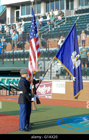 10 MAI 2016 : La couleur Guard présente le drapeau des États-Unis et le drapeau d'état de la Louisiane avant le premier match de coupe entre NBC et de l'Université Tulane de La Nouvelle-Orléans à Greer Champ à Turchin Stadium à New Orleans LA Banque D'Images