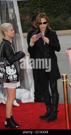 Santa Monica, CA. Le 11 mai, 2016. Yokshiki aux arrivées des rebelles avec une cause pour la recherche sur le cancer, le Barker Hangar, Santa Monica, CA, le 11 mai 2016. Credit : Elizabeth Goodenough/Everett Collection/Alamy Live News Banque D'Images