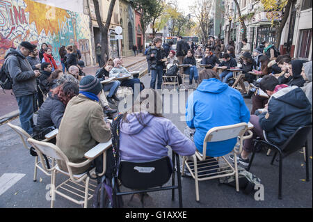 Buenos Aires, Buenos Aires, Argentine. Le 11 mai, 2016. Les classes ont lieu sur la rue en face de l'Université de Buenos Aires en sciences sociales afin de protester contre le gouvernement du président Mauricio Macri les politiques de l'éducation et des coupes budgétaires. © Patricio Murphy/ZUMA/Alamy Fil Live News Banque D'Images