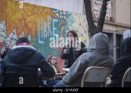 Buenos Aires, Buenos Aires, Argentine. Le 11 mai, 2016. Les classes ont lieu sur la rue en face de l'Université de Buenos Aires en sciences sociales afin de protester contre le gouvernement du président Mauricio Macri les politiques de l'éducation et des coupes budgétaires.Les cours ont lieu sur la rue en face de l'Université de Buenos Aires en sciences sociales afin de protester contre le gouvernement du président Mauricio Macri les politiques de l'éducation et des coupes budgétaires. © Patricio Murphy/ZUMA/Alamy Fil Live News Banque D'Images