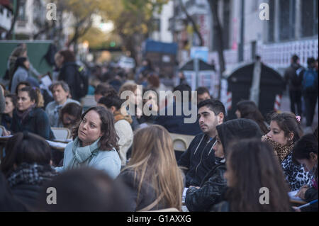 Buenos Aires, Buenos Aires, Argentine. Le 11 mai, 2016. Les classes ont lieu sur la rue en face de l'Université de Buenos Aires en sciences sociales afin de protester contre le gouvernement du président Mauricio Macri les politiques de l'éducation et des coupes budgétaires. © Patricio Murphy/ZUMA/Alamy Fil Live News Banque D'Images