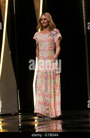 Cannes, France. Le 11 mai, 2016. Membre du jury Vanessa Paradis assiste à la cérémonie d'ouverture du 69e Festival de Cannes annuel au Palais des Festivals de Cannes, France, le 11 mai 2016. Photo : Hubert Boesl/DPA - PAS DE SERVICE DE FIL - Crédit photo : dpa alliance/Alamy Live News Banque D'Images