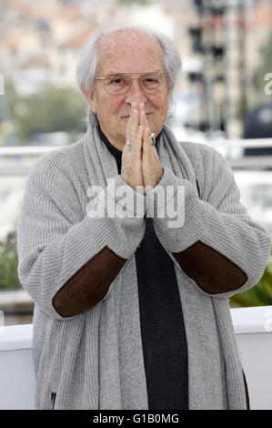 Gagnant d'un Oscar, le réalisateur Vittorio Storaro au cours de la 'Cafe Society' photocall à la 69ème Festival du Film de Cannes le 11 mai 2016 | Verwendung weltweit Banque D'Images