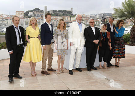 Arnaud Desplechin, Kirsten Dunst, Laslo Nemes, Vanessa Paradis, Donald Sutherland, George Miller, Katayoon Shahabi, Mads Mikkelsen et Valeria Golino durant la photocall du jury lors de la 69ème Festival du Film de Cannes le 11 mai 2016 | Verwendung weltweit Banque D'Images