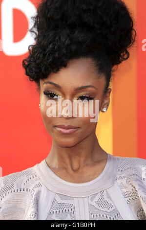 Hollywood, Californie. 10 mai, 2016. Yaya DaCosta assiste à la première de "La Nice Guys' au théâtre chinois de Grauman le 10 mai 2016 à Hollywood, Californie. | Verwendung weltweit © dpa/Alamy Live News Banque D'Images