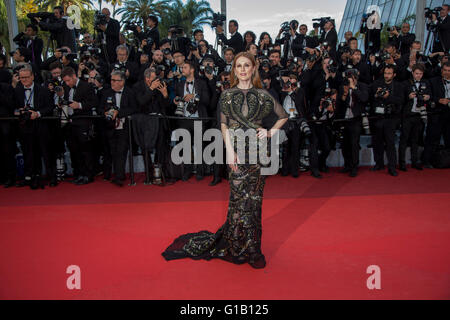 Cannes, France. Le 11 mai, 2016. L'actrice Julianne Moore assiste à la première mondiale de la société Café soirée d'ouverture et de gala la 69e Assemblée annuelle du Festival du Film de Cannes au Palais des Festivals de Cannes, France, le 11 mai 2016. Dpa : Crédit photo alliance/Alamy Live News Banque D'Images