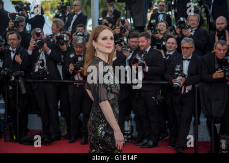 Cannes, France. Le 11 mai, 2016. L'actrice Julianne Moore assiste à la première mondiale de la société Café soirée d'ouverture et de gala la 69e Assemblée annuelle du Festival du Film de Cannes au Palais des Festivals de Cannes, France, le 11 mai 2016. Dpa : Crédit photo alliance/Alamy Live News Banque D'Images