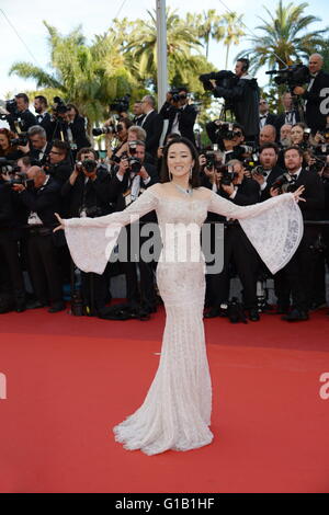 Cannes, France. Le 11 mai, 2016. L'actrice Gong Li assiste à la projection de 'Cafe Society' au gala d'ouverture de l'assemblée annuelle 69e Festival du Film de Cannes au Palais des Festivals le 11 mai 2016 à Cannes, France. Credit : Frederick Injimbert/ZUMA/Alamy Fil Live News Banque D'Images