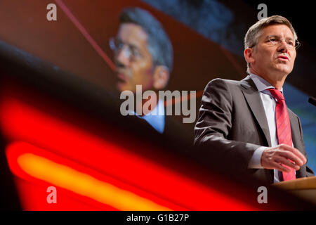 Fürth, Allemagne. 12 mai, 2016. Adidas Herbert Hainer chef sortant parle durant l'assemblée générale de l'Allemand fabricant d'articles de sport dans la région de Fürth, Allemagne, 12 mai 2016. Hainer croit que la société est bien préparée pour les défis de l'avenir suite à ses problèmes en 2014. Photo : DANIEL KARMANN/dpa/Alamy Live News Banque D'Images