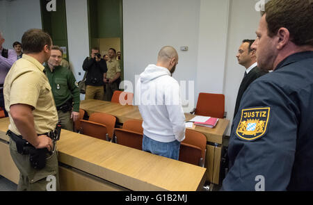 Munich, Allemagne. 12 mai, 2016. 27-year-old Arthur A. (C) se trouve à côté de son avocat Adam Ahmed (2-R) dans une salle d'audience d'un tribunal de district de Munich, Allemagne, 12 mai 2016. Le présumé est islamiste accusés d'avoir planifié de se rendre à un camp de la terreur syrienne. Il a été placé en garde à l'aéroport de Munich. Photo : PETER KNEFFEL/dpa/Alamy Live News Banque D'Images