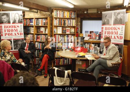 Chicago, Illinois, USA. Le 11 mai, 2016. Agata Tuszynska, auteur polonais, lance 'l'histoire familiale de la peur" (Knopf) 2016 à 57th Street Books en collaboration avec BookExpo America Crédit : David A. Goldfarb/Alamy Live News Banque D'Images