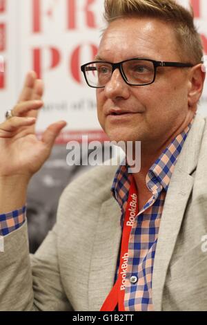 Chicago, Illinois, USA. Le 11 mai, 2016. Auteur Greg Archer au 57th Street Books lors du lancement d'Agata Tuszynska's 'histoire familiale de la peur' (Knopf) 2016 Crédit : David A. Goldfarb/Alamy Live News Banque D'Images