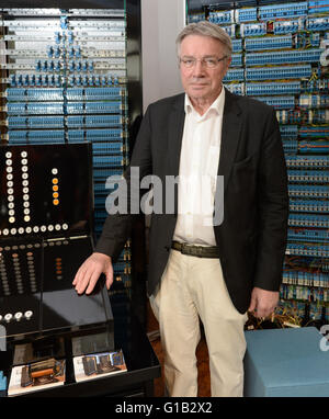 Horst Zuse, fils du pionnier de l'ordinateur Konrad Zuse, pose devant la réplique du premier ordinateur programmable à Berlin, Allemagne, 12 mai 2016. Le Musée allemand de la technologie est la célébration de l'anniversaire "75 ans de la Z3 ordinateur de Konrad Zuse." Aujourd'hui les ordinateurs peuvent ordinateur autour d'un milliard de fois plus rapide que celle du Z3. Photo : PAUL ZINKEN/dpa Banque D'Images