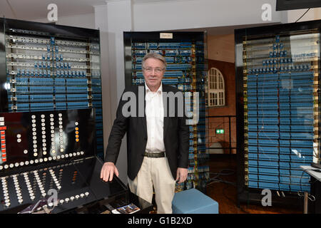 Horst Zuse, fils du pionnier de l'ordinateur Konrad Zuse, pose devant la réplique du premier ordinateur programmable à Berlin, Allemagne, 12 mai 2016. Le Musée allemand de la technologie est la célébration de l'anniversaire "75 ans de la Z3 ordinateur de Konrad Zuse." Aujourd'hui les ordinateurs peuvent ordinateur autour d'un milliard de fois plus rapide que celle du Z3. Photo : PAUL ZINKEN/dpa Banque D'Images