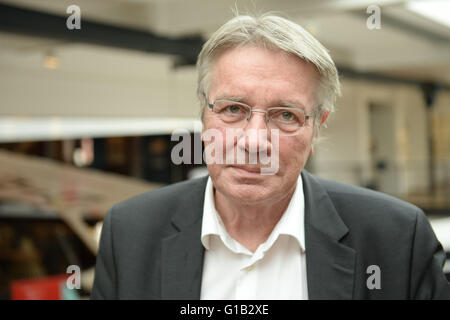 Horst Zuse, fils du pionnier de l'ordinateur Konrad Zuse, pose devant la réplique du premier ordinateur programmable à Berlin, Allemagne, 12 mai 2016. Le Musée allemand de la technologie est la célébration de l'anniversaire "75 ans de la Z3 ordinateur de Konrad Zuse." Aujourd'hui les ordinateurs peuvent ordinateur autour d'un milliard de fois plus rapide que celle du Z3. Photo : PAUL ZINKEN/dpa Banque D'Images