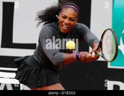 Rome, Italie. 12 mai, 2016. Serena Williams de USA au cours de 3e tour de l'Open de tennis italienne BNL2016 tournoi contre Christina Mchale des USA au Foro Italico à Rome, Italie, le 12 mai 2016 Crédit : agnfoto/Alamy Live News Banque D'Images