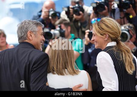 Cannes, France. 12 mai, 2016. Réalisateur Jodie Foster (C), l'acteur George Clooney (L) et Julia Roberts poser lors d'un photocall pour le film "l'argent Monster' au cours de la 69e édition du Festival de Cannes à Cannes, France, 12 mai 2016. Credit : Jin Yu/Xinhua/Alamy Live News Banque D'Images