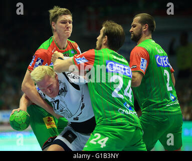 Kiehl's Patrick Wiencek (C) et de Magdebourg Finn Lemke (l-r), Michael Haass et Zeljko Musa en action au cours de la Bundesliga match de hand SC Magdeburg contre THW Kiel à Magdeburg, Allemagne, 11 mai 2016. Photo : Jens Wolf/dp Banque D'Images