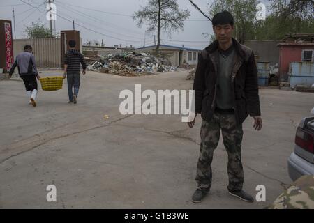 Xingcheng, province de Liaoning, Chine. 9 mai, 2016. Comme les ressources halieutiques côtières de la Chine sont de plus en plus décimées au cours des deux dernières décennies, causé par la pollution et la surpêche, l'augmentation des coûts de la pêche ont changé la vie des pêcheurs chinois évidemment. De nombreux pêcheurs ont choisi de vendre leurs bateaux et complètement renoncer à la vie de la pêche. La mer de Bohai est la source des ressources halieutiques marines dans le Nord de la Chine à l'avant, mais maintenant, la mer est devenue presque vide et de nombreuses espèces ont disparu. Wang Zhiqiang, a près de 40 ans, pêcheur qui vit à Xingcheng city, à Liaoning provinc Banque D'Images