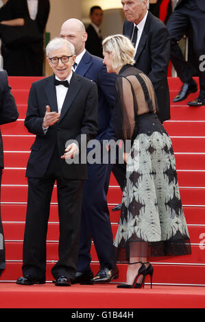 Woody Allen et Kristen Stewart participant à la Société 'cafe' premiere et la Soirée d'ouverture lors de la 69 e Gala du Festival du Film de Cannes au Palais des Festivals de Cannes le 11 mai 2016 | Verwendung weltweit Banque D'Images