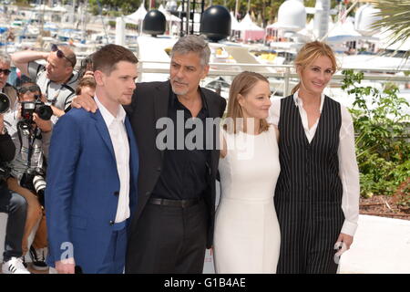 Cannes, France. Le 11 mai, 2016. CANNES, FRANCE - 12 MAI : Jack O'Connell, directeur George Clooney, Jodie Foster et Julia Roberts assister à la 'Monnaie' Monster photocall lors de la 69 e assemblée annuelle du Festival du Film de Cannes au Palais des Festivals le 12 mai 2016 à Cannes, France. © Frédéric Injimbert/ZUMA/Alamy Fil Live News Banque D'Images