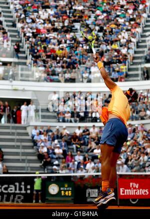 Rome, Italie. 12 mai, 2016. Rafael Nadal de l'Espagne au cours de 3e tour de l'Open de tennis italienne BNL2016 tournoi contre Nick Kyrgios de l'Australie à la Foro Italico à Rome, Italie, le 12 mai 2016 Crédit : agnfoto/Alamy Live News Banque D'Images