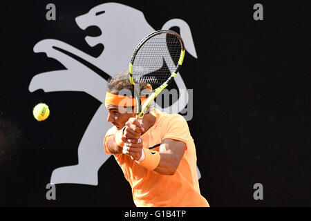Rome, Italie. 12 mai, 2016. Rafael Nadal de l'Espagne en action contre Nick Kyrgios de l'Australie au cours de l'Internazionali BNL d'Italia 2016 le 12 mai 2016 à Rome, Italie. Crédit : marco iorio/Alamy Live News Banque D'Images