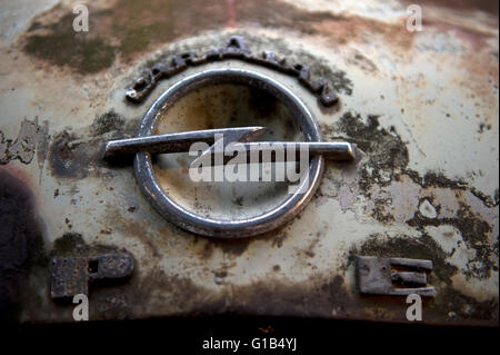 (Dossier) - Une archive photo, datée du 24 août 2012, montre un logo rouillé d'un modèle de voiture caravane Opel à Berlin, Allemagne. Photo : Marc Nrit /AFP Banque D'Images