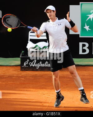 Rome, Italie. 12 mai, 2016. Tournoi de tennis de la BNL. Andy Murray (GBR) contre Viktor Troicki (FRA). Andy Murray retourne © Plus Sport Action/Alamy Live News Banque D'Images