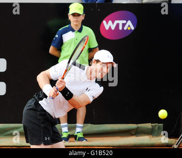 Rome, Italie. 12 mai, 2016. Tournoi de tennis de la BNL. Andy Murray (GBR) contre Viktor Troicki (FRA). Andy Murray retourne © Plus Sport Action/Alamy Live News Banque D'Images