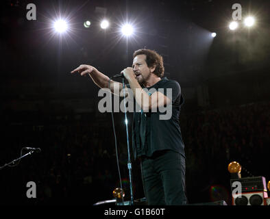 Eddie Vedder, chanteuse principale de Pearl Jam debout dans le microphone, pointant vers la foule en se présentant au Air Canada Centre, à Toronto Banque D'Images