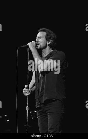 Eddie Vedder, chanteuse principale de Pearl Jam debout au micro, se présentant au Air Canada Centre, à Toronto Banque D'Images